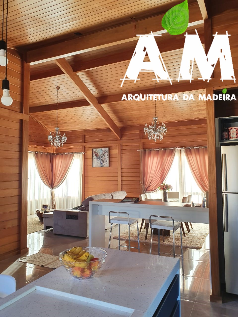 Ambientes integrados da casa de madeira com pé-direito alto