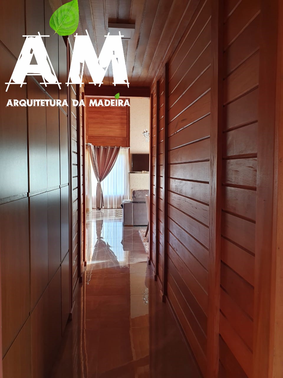Corredor interno em madeira de casa construída com projeto Arquitetura da Madeira