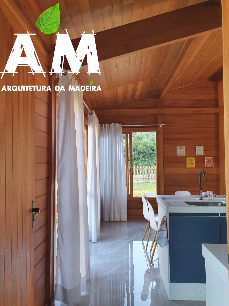 Cozinha com ilha e acabamento em casa de madeira de cliente